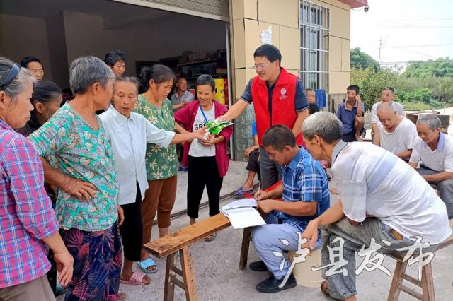 抗震救灾 |泸县免费发放10吨油菜种子，帮助受灾群众恢复生产(图1)