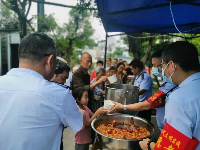 抗震救灾 泸州税务人情系群众践行初心使命(图2)