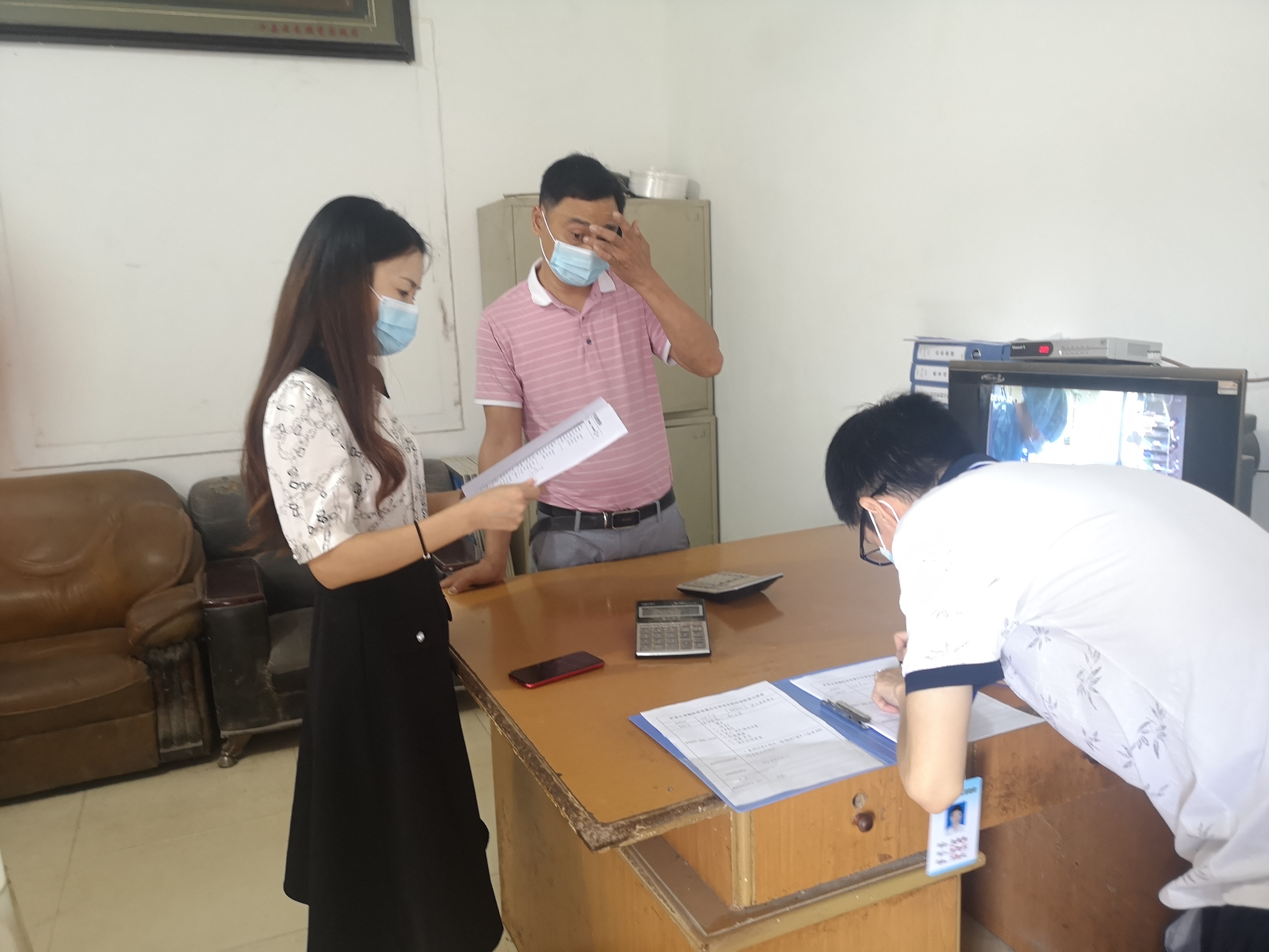 泸县云龙镇对粮油、药品企业开展节前安全检查(图1)