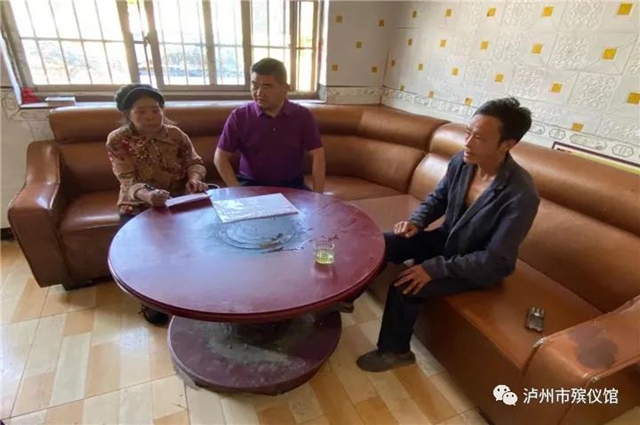 泸州市殡仪馆开展精准结对帮扶活动(图4) 泸州市殡仪馆开展精准结对帮扶活动(图4)