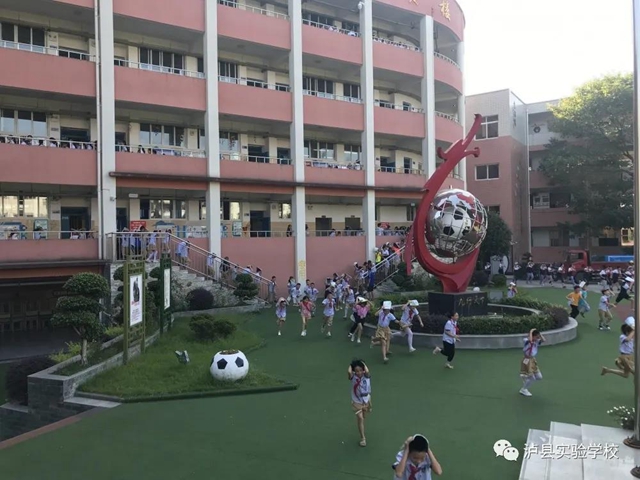 泸县实验学校开展预防地震应急疏散演练活动(图1)