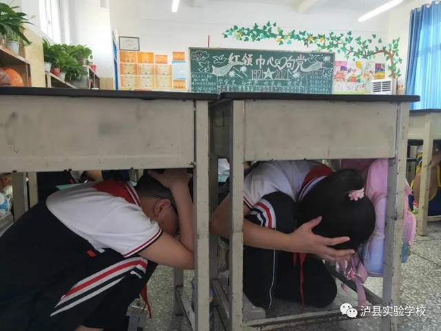 泸县实验学校开展预防地震应急疏散演练活动(图4)