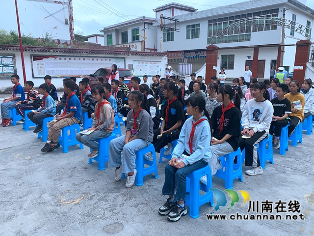 古蔺县大寨苗族乡开展节前普法宣讲走进童伴之家活动(图4) 古蔺县大寨苗族乡开展节前普法宣讲走进童伴之家活动(图4)