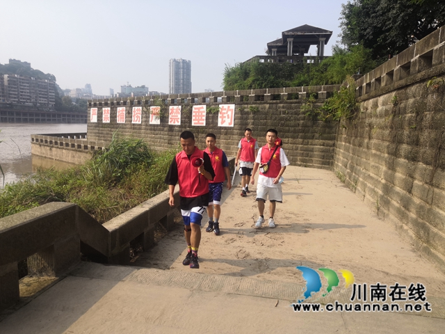 龙马潭区小市街道杜家街社区开展“河小青”志愿护河行动(图1) 龙马潭区小市街道杜家街社区开展“河小青”志愿护河行动(图1)