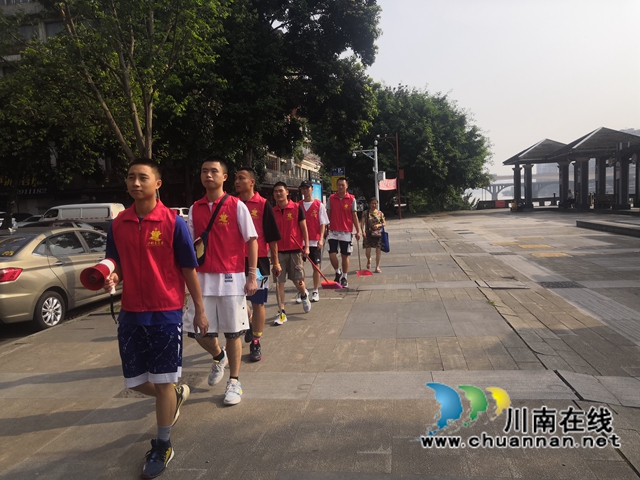 龙马潭区小市街道杜家街社区开展“河小青”志愿护河行动(图2) 龙马潭区小市街道杜家街社区开展“河小青”志愿护河行动(图2)