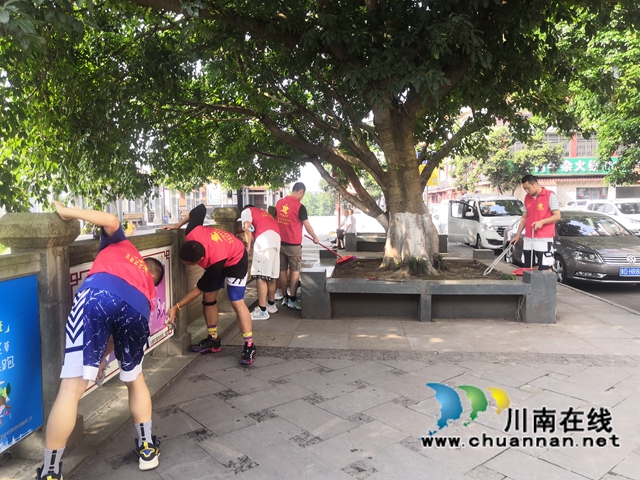 龙马潭区小市街道杜家街社区开展“河小青”志愿护河行动(图4) 龙马潭区小市街道杜家街社区开展“河小青”志愿护河行动(图4)