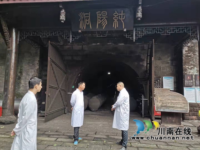 龙马潭区小市街道开展泸州老窖酒窖环保检查(图2)