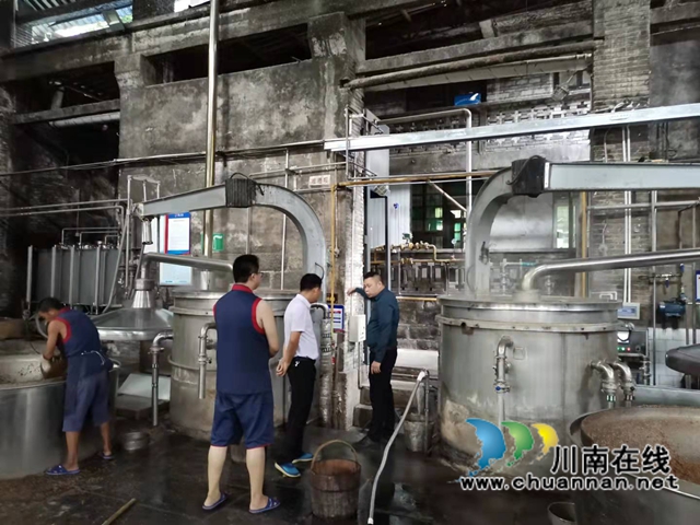 龙马潭区小市街道开展泸州老窖酒窖环保检查(图1)