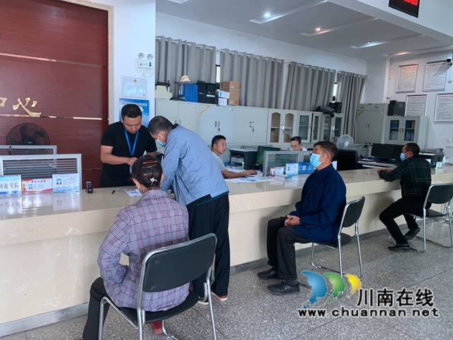 古蔺县大寨苗族乡：用小小初心为便民服务开大大“绿灯”(图2)