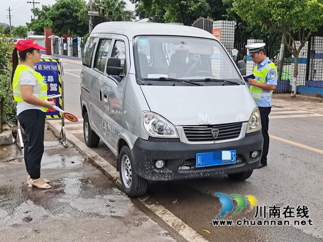 宜宾南溪区长兴镇开展国庆节前道路交通安全集中整治工作(图2)