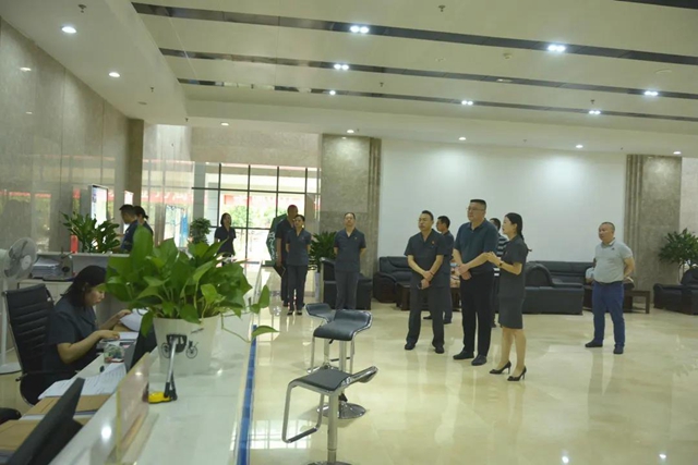 江阳区委常委、政法委书记张志方到江阳区法院调研(图2)