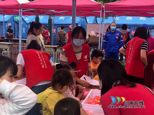 灾难面前，能做多少做多少！西南医科大学人文与管理学院师生党员奔赴泸县抗震救灾一线(图1)