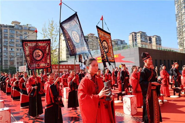 鼓乐开礼、同牢礼、合卺酒......泸州这场集体婚礼仪式感十足！(图7)
