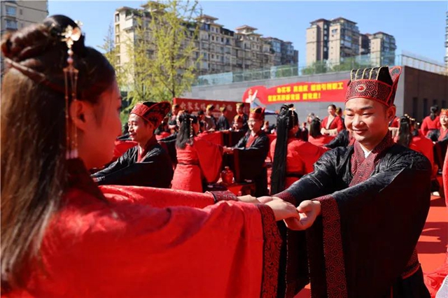 鼓乐开礼、同牢礼、合卺酒......泸州这场集体婚礼仪式感十足！(图18)
