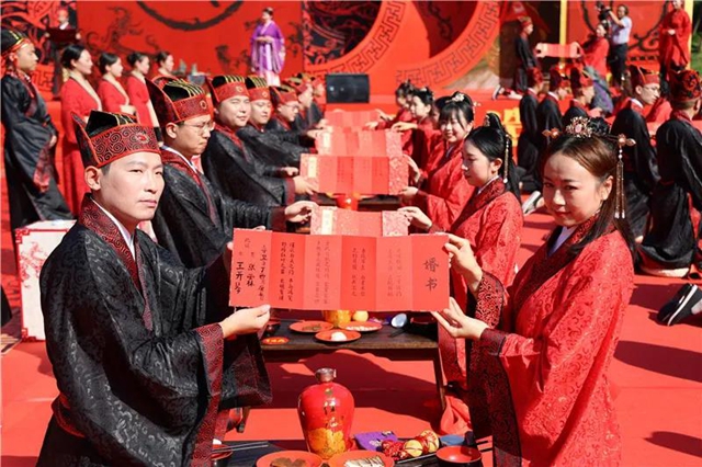 鼓乐开礼、同牢礼、合卺酒......泸州这场集体婚礼仪式感十足！(图19)