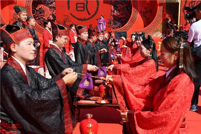 鼓乐开礼、同牢礼、合卺酒......泸州这场集体婚礼仪式感十足！(图21)