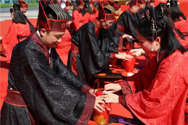 鼓乐开礼、同牢礼、合卺酒......泸州这场集体婚礼仪式感十足！(图22)