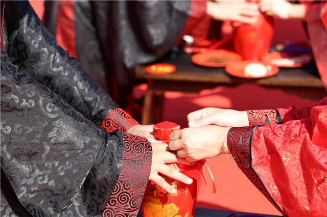 鼓乐开礼、同牢礼、合卺酒......泸州这场集体婚礼仪式感十足！(图23)