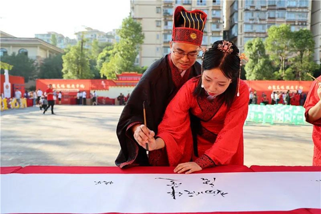 鼓乐开礼、同牢礼、合卺酒......泸州这场集体婚礼仪式感十足！(图28)