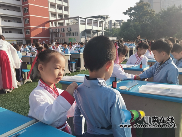 泸县城北小学举行“尊师明德　开笔启蒙” 开笔礼(图3)