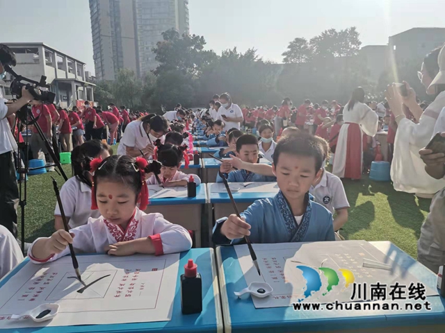 泸县城北小学举行“尊师明德　开笔启蒙” 开笔礼(图8)