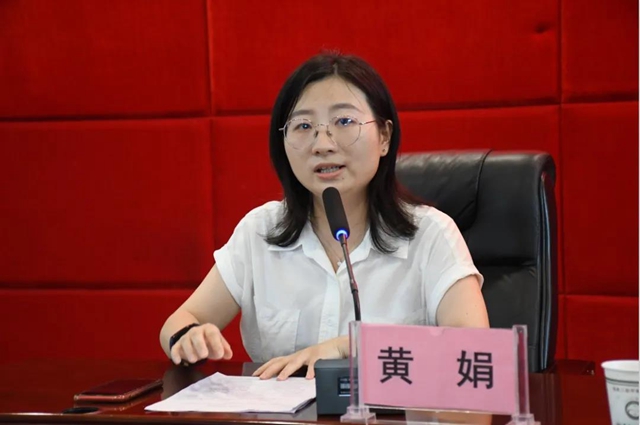 教育培训部副部长黄娟主持会议2020-2021学年住培工作"三个优秀"及"我