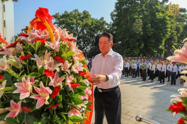 缅怀先烈丨泸州隆重举行向烈士敬献花篮仪式(图10)