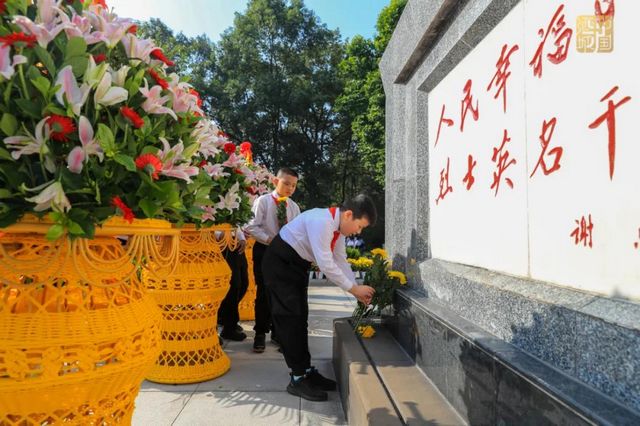 缅怀先烈丨泸州隆重举行向烈士敬献花篮仪式(图13)