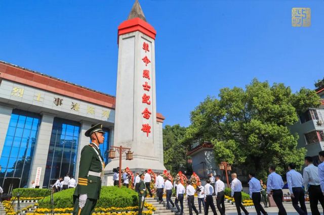 缅怀先烈丨泸州隆重举行向烈士敬献花篮仪式(图12)