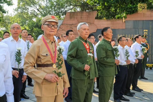 缅怀先烈丨泸州隆重举行向烈士敬献花篮仪式(图3)