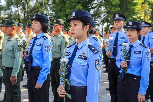 缅怀先烈丨泸州隆重举行向烈士敬献花篮仪式(图4)