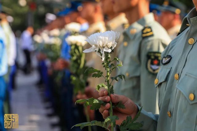 缅怀先烈丨泸州隆重举行向烈士敬献花篮仪式(图5)