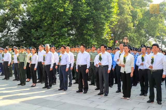 缅怀先烈丨泸州隆重举行向烈士敬献花篮仪式(图6)