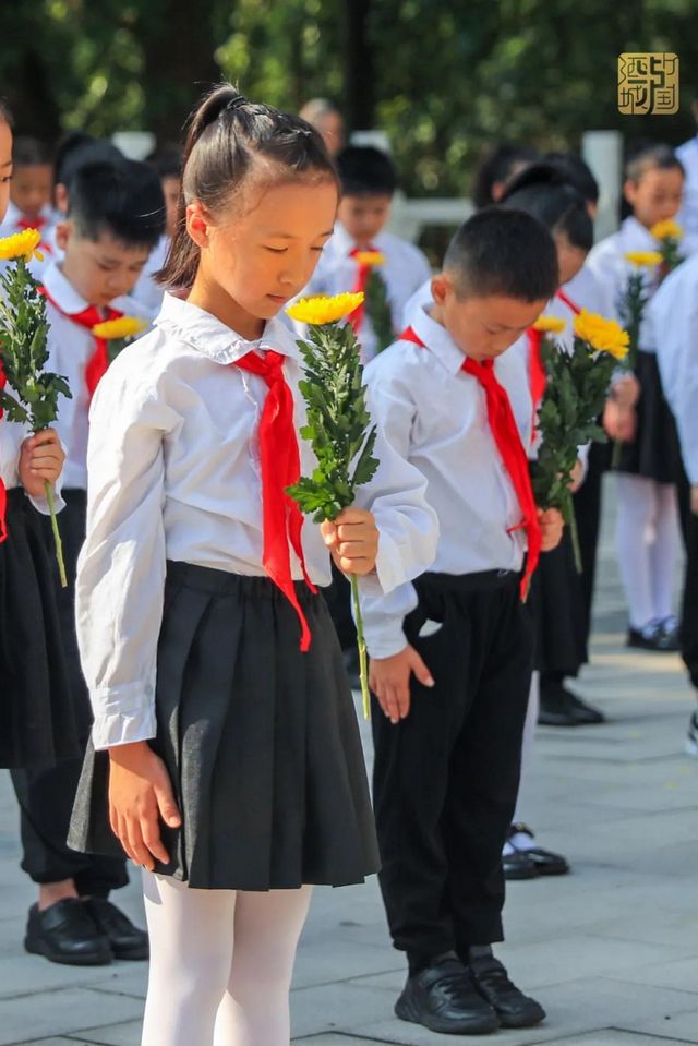 缅怀先烈丨泸州隆重举行向烈士敬献花篮仪式(图7)