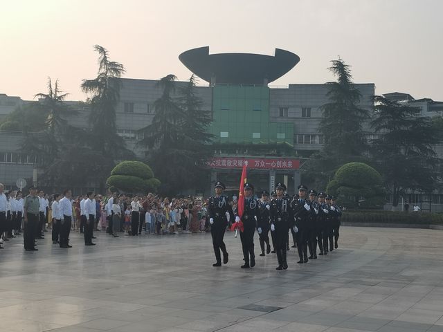 泸县举行2021年国庆升旗仪式(图1) 泸县举行2021年国庆升旗仪式(图1)