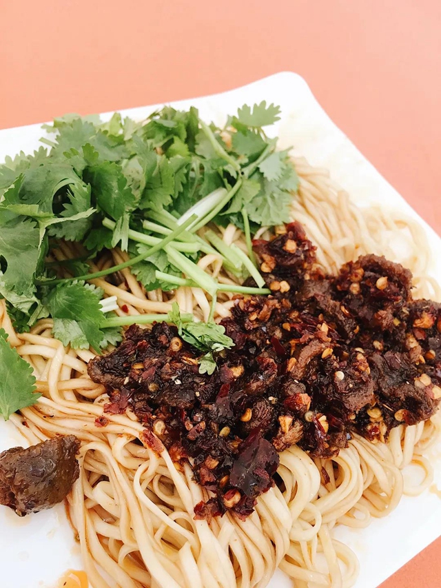 绝了！宜宾这几条美食街，没去过都不算真正的吃货!(图2)