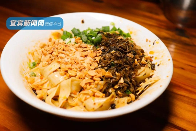绝了！宜宾这几条美食街，没去过都不算真正的吃货!(图3)