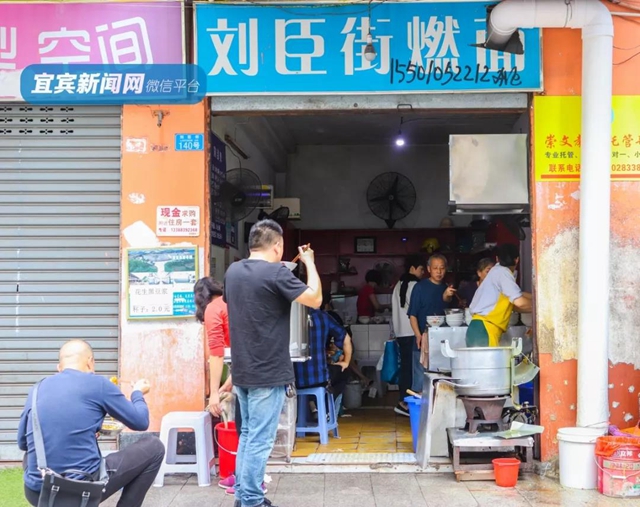 绝了！宜宾这几条美食街，没去过都不算真正的吃货!(图4)
