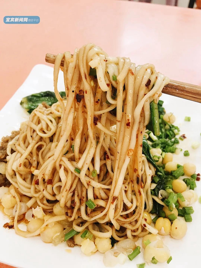 绝了！宜宾这几条美食街，没去过都不算真正的吃货!(图9)