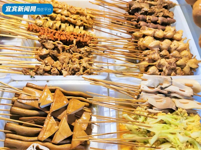 绝了！宜宾这几条美食街，没去过都不算真正的吃货!(图23)