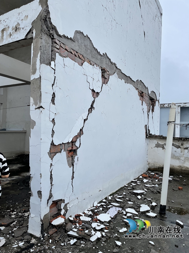 泸县住建局：排查高空安全隐患，保障群众“头顶安全”(图3)