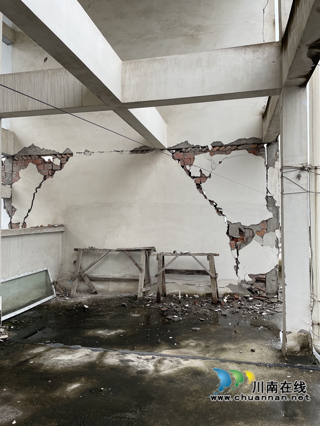 泸县住建局：排查高空安全隐患，保障群众“头顶安全”(图2)