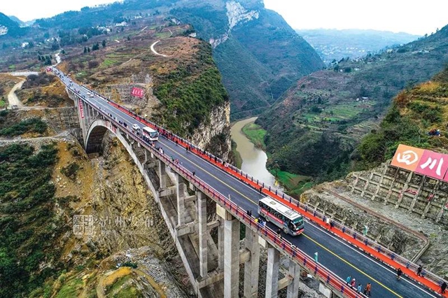 撒贝宁倾情讲述 | 央视一套国庆特别节目介绍泸州这座大桥(图2) 撒贝宁倾情讲述 | 央视一套国庆特别节目介绍泸州这座大桥(图2)