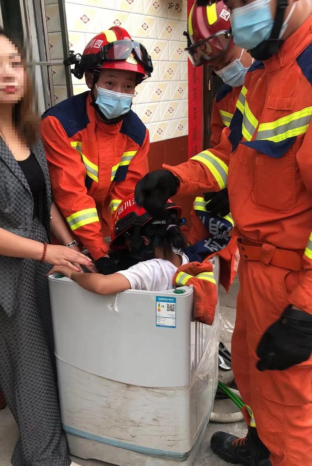 宜宾一女孩玩捉迷藏，被卡洗衣机出不来！消防紧急出动……(图1)