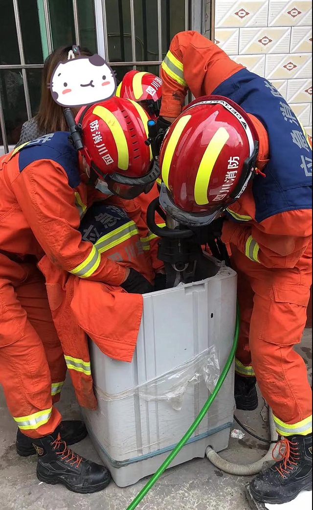 宜宾一女孩玩捉迷藏，被卡洗衣机出不来！消防紧急出动……(图2)