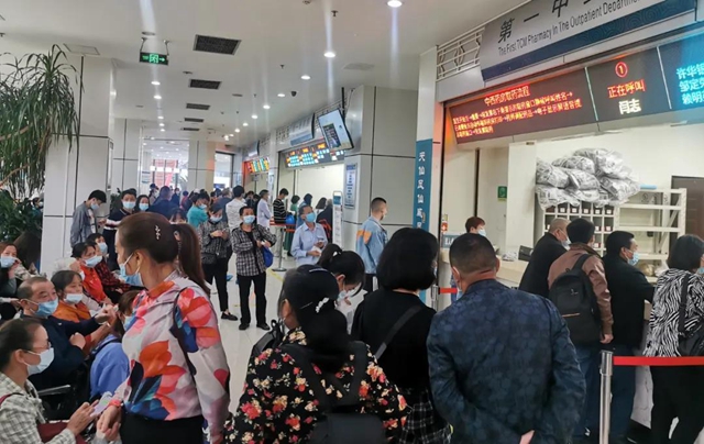 【扩散】节后第一天,西南医大中医院有点火爆?(图1) 【扩散】节后第一天,西南医大中医院有点火爆?(图1)