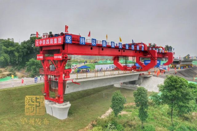你们关心的高铁进展来了!京昆高铁渝昆段首孔箱梁成功架设(图1) 你们关心的高铁进展来了!京昆高铁渝昆段首孔箱梁成功架设(图1)