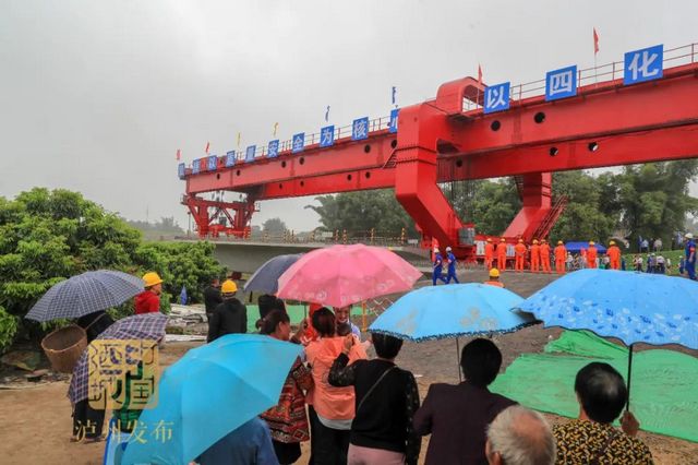 你们关心的高铁进展来了!京昆高铁渝昆段首孔箱梁成功架设(图3) 你们关心的高铁进展来了!京昆高铁渝昆段首孔箱梁成功架设(图3)