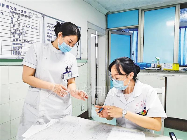 高原遇游客心脏骤停，内江抗疫女英雄百米冲刺施救