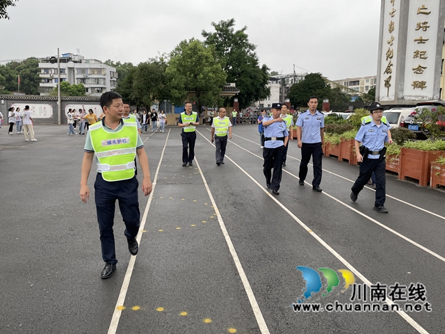 合江县：“校警+”守护平安校园(图2)